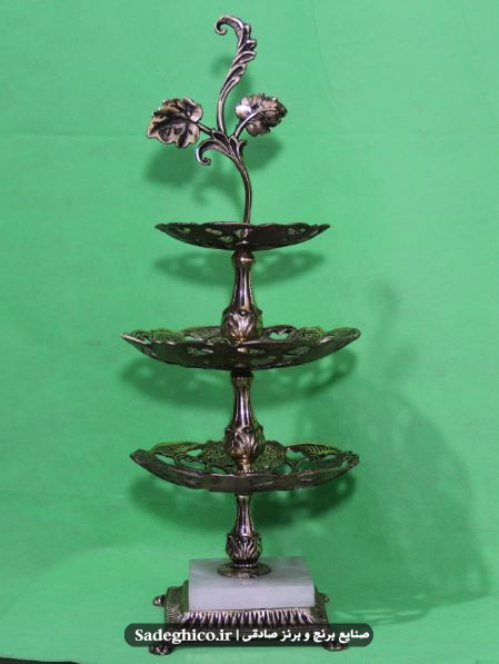 شیرینی خوری سه طبقه برنج برنزی پایه سنگ سفید